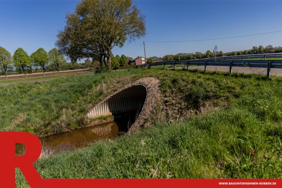 Rahmendurchlass an einem Schloot in Haren 1 Rahmendurchlass an Stelle einer Brücke über einem Schloot in grauem Beton.