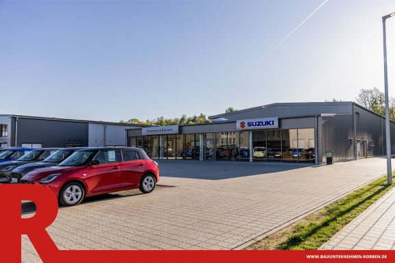 Ein Autohaus mit gro&szlig;em Parkplatz als Ausstellfl&auml;che.