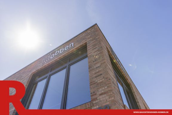 Firmensitz Bauunternehmen Robben 15 Bürogebäude mit Arbeitshalle und Lagerplatz der Bauunternehmen Robben GmbH.