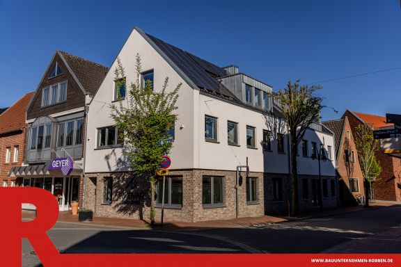 Geschäftshaus in Innenstadt in Meppen 4 Geschäftshaus mit hellen Ziegelsteinen und weißem Putz in einer Innenstadt in Meppen.