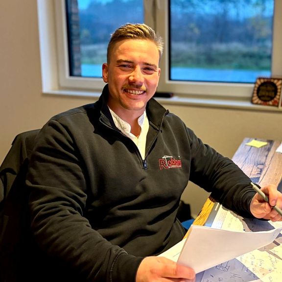 Foto des Bauleiters Simon Schulte in ihrem B&uuml;ro.