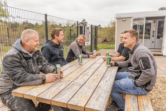 Nico Robben sitzt mit vier Mitarbeitern an einem Tisch an Robben's Raste.