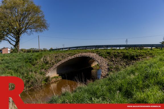Rahmendurchlass an Stelle einer Br&uuml;cke &uuml;ber einem Schloot in grauem Beton.