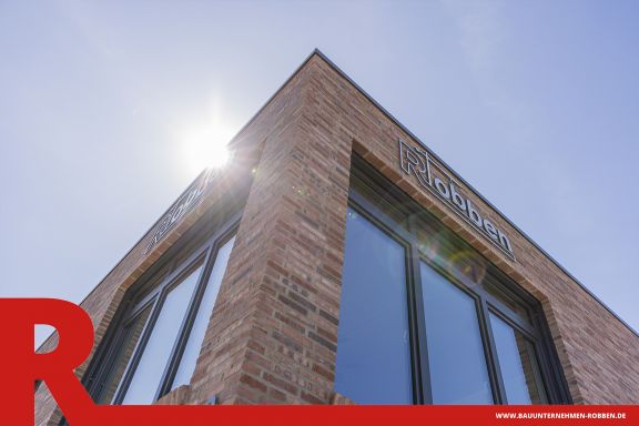 B&uuml;rogeb&auml;ude mit Arbeitshalle und Lagerplatz der Bauunternehmen Robben GmbH.