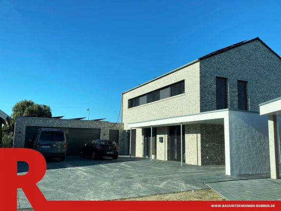 Modernes Einfamilienhaus in Haren Einfamilienhaus im modernen Stil mit weißem Klinker und einem Carport aus weißem Putz.