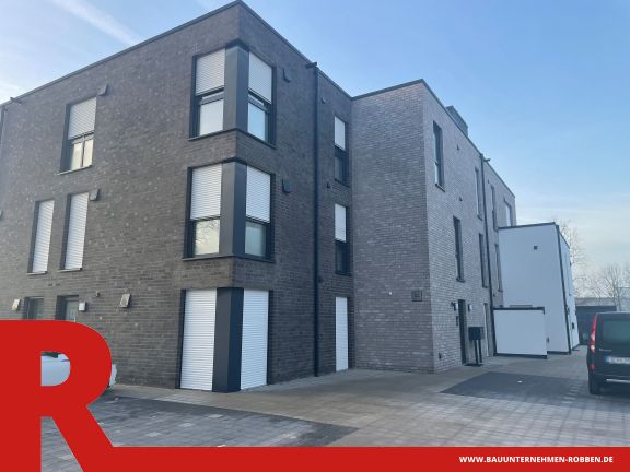 Wohnblock mit Fassaden aus verschiedenfarbigem Klinker und wei&szlig;em Putz.