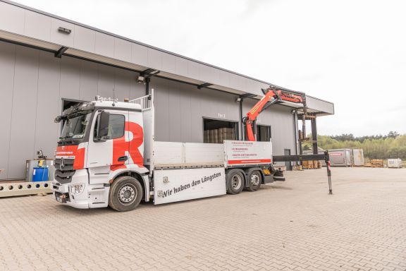 Platzwart Ein LKW der Firma Bauunternehmen Robben auf dem Lagerplatz des Unternehmens.