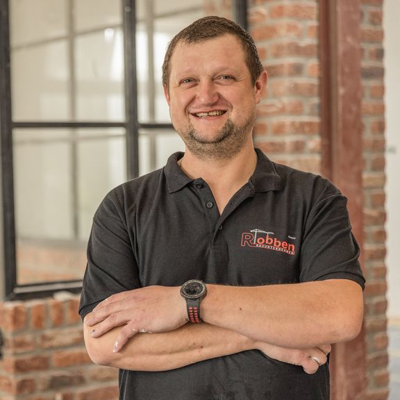 Artur Gontarz Foto des Poliers Artur Gontarz in einem Innenausbau.