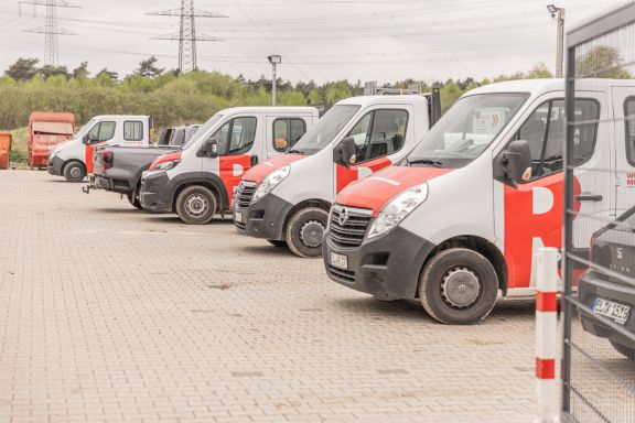 Betriebsfahrzeuge in einer Reihe auf dem Lagergel&auml;nde des Unternehmens.