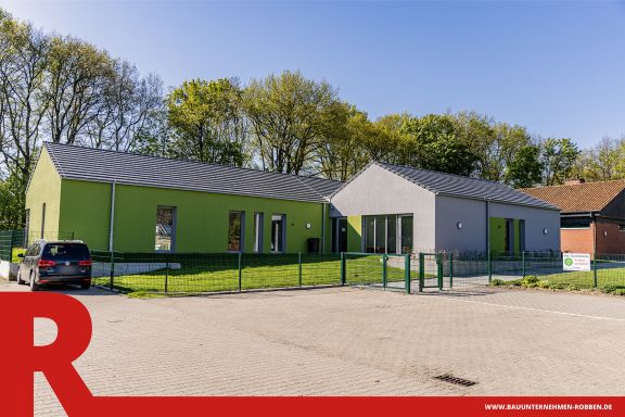 Kindertagesstätte (Kita) mit grünem Putz.