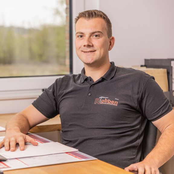 Foto des Bauleiters Steffen Schmitz an seinem Arbeitsplatz.