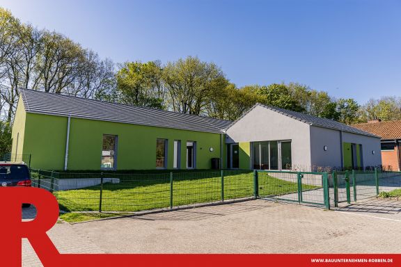 Kindertagesst&auml;tte (Kita) mit gr&uuml;nem Putz.