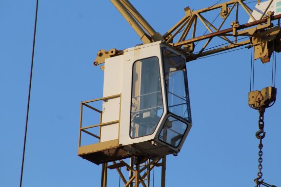 Kabine eines Krans f&uuml;r Bauhelfer zum Bedienen des Krans.