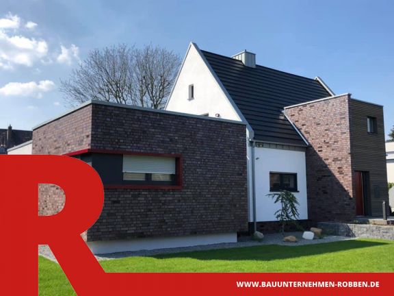 Architektenhaus Architektenhaus mit Fassaden aus rotem Stein, braunem Holz und weißem Putz.