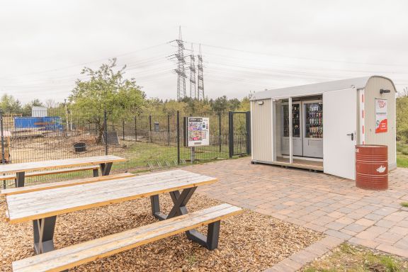 Bild von Robben's Raste (Automatenkiosk) mit Sitzb&auml;nken.