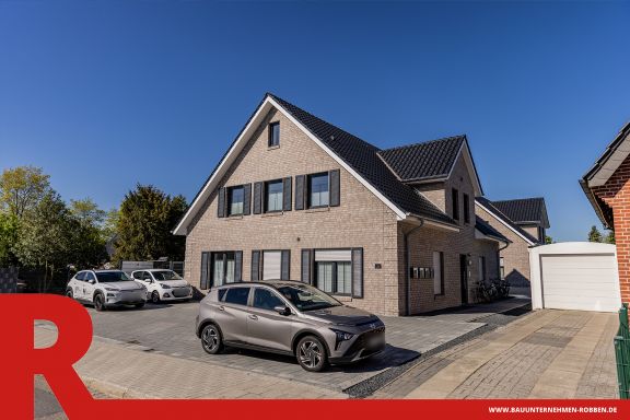 Ein Einfamilienhaus mit sechs Parkpl&auml;tzen.