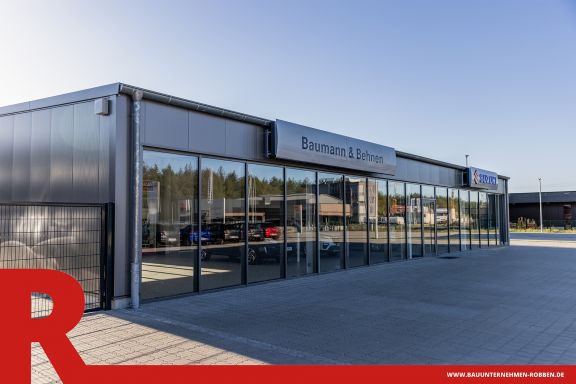 Ein Autohaus mit gro&szlig;em Parkplatz als Ausstellfl&auml;che.