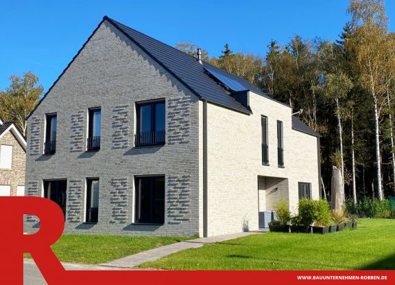 Einfamilienhaus in Haselünne 2 Architektenhaus mit weißen Klinkern und eingebautem Ziermauerwerk.