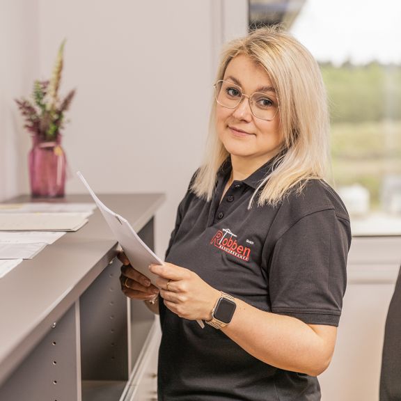 Katja Kussmaul Foto der Assistentin der Geschäftsführung Katja Kussmaul in ihrem Büro.