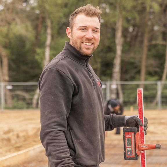Foto des Poliers Stefan Balmann auf einer Baustelle.