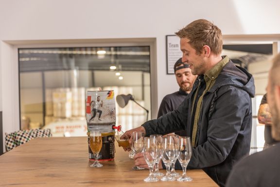 Nico Robben zapft ein Bier im Aufenthaltsraum der Mitarbeiter.