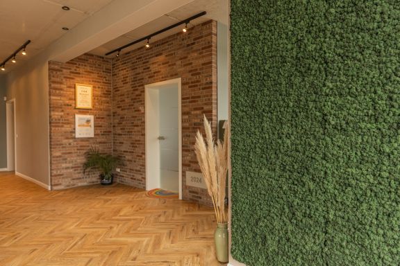 Impression_03 Eingang des Bürogebäudes mit Mooswand.