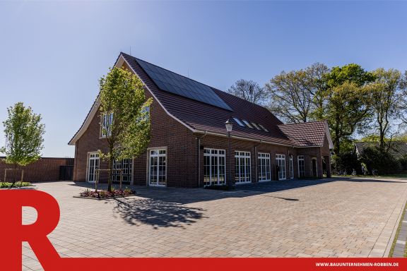 Dorfgemeinschaftshaus Rühle 4 Ein Dorfgemeinschaftshaus mit Parkplatz.
