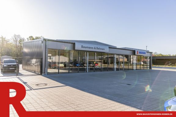 Autohaus 7 Ein Autohaus mit großem Parkplatz als Ausstellfläche.