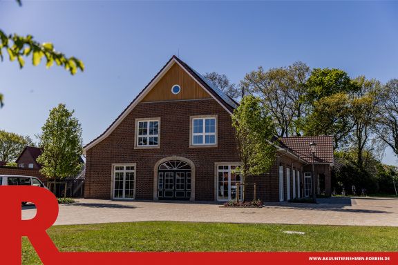 Dorfgemeinschaftshaus Rühle 3 Ein Dorfgemeinschaftshaus mit Parkplatz.