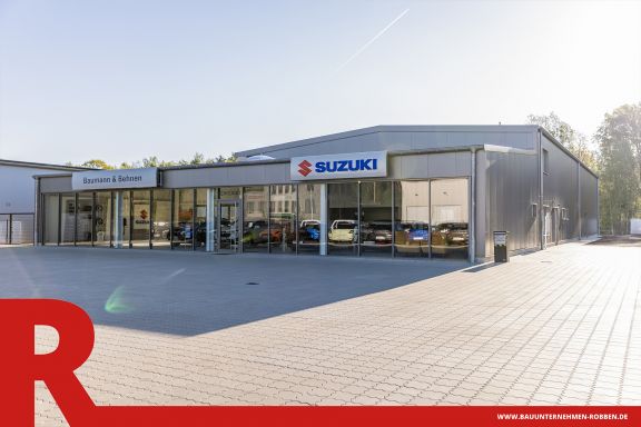 Autohaus 3 Ein Autohaus mit großem Parkplatz als Ausstellfläche.