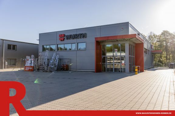 Gewerbebau eines grau-roten Fachmarkt für Montagetechnik.