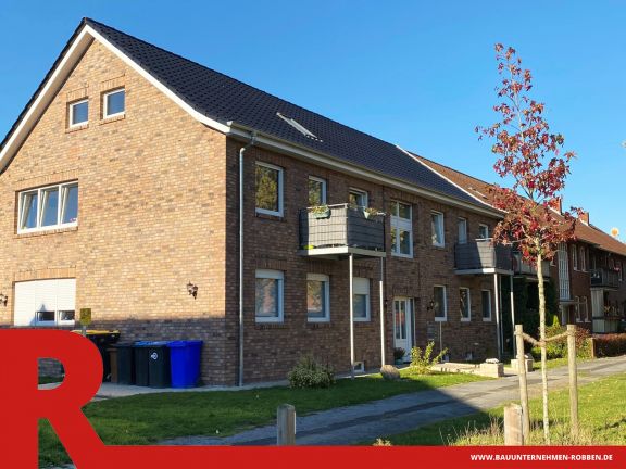 Mehrfamilienhaus Mehrfamilienhaus mit hellroten Klinkern und Hohlschichtdämmung.