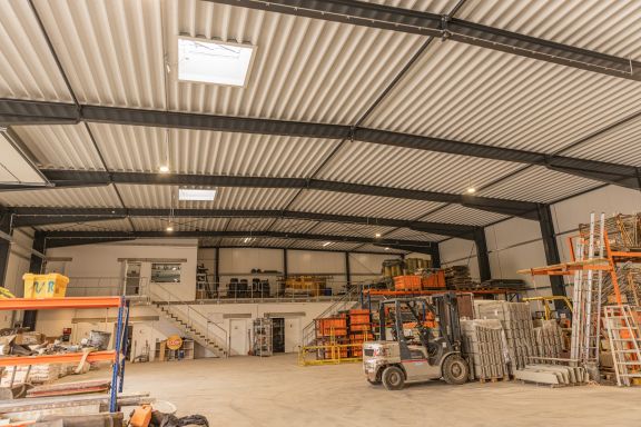 Lagerhalle von innen mit Treppe zum Aufenthaltsraum.