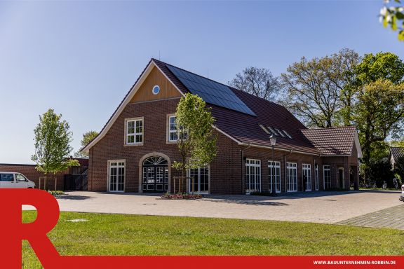 Dorfgemeinschaftshaus Rühle 2 Ein Dorfgemeinschaftshaus mit Parkplatz.