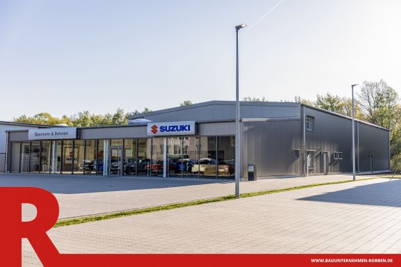 Autohaus 4 Ein Autohaus mit großem Parkplatz als Ausstellfläche.