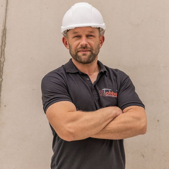 Slawa Kussmaul Foto des Poliers Slawa Kussmaul vor einer Betonwand.