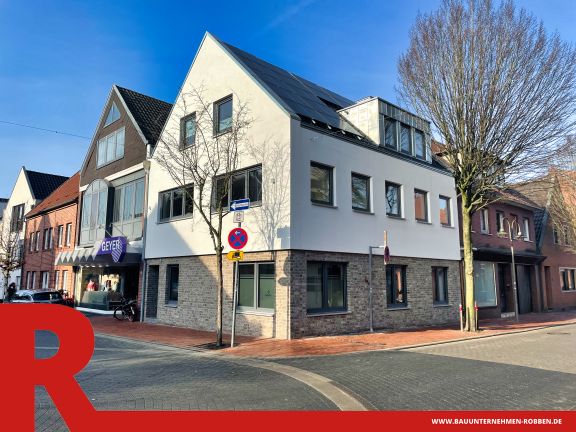 Geschäftshaus in Innenstadt in Meppen 2 Geschäftshaus mit hellen Klinkern und weißen Putz in einer Innenstadt in Meppen.
