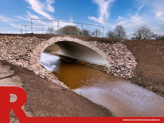 Rahmendurchlass an einem Schloot in Haren Rahmendurchlass an Stelle einer Brücke über einem Schloot in grauem Beton.