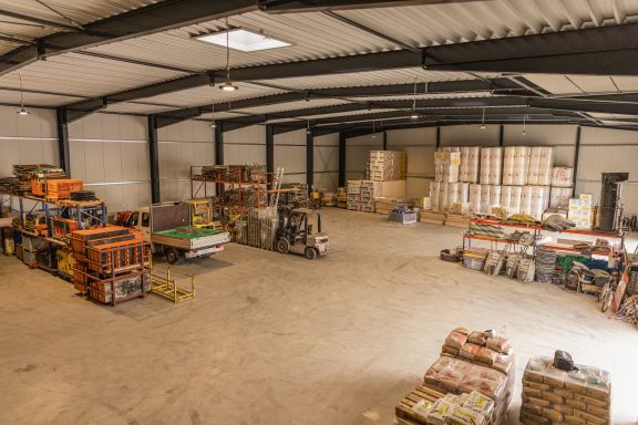 Lagerhalle von innen aus der Vogelperspektive mit vielen Regalen.