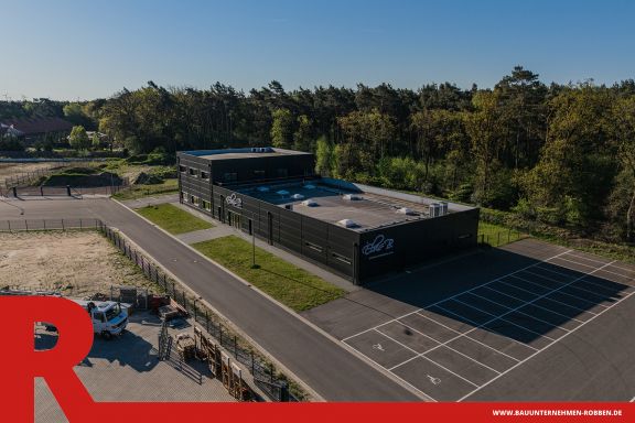 Tanzstudio 1 Halle eines Tanzstudios mit Parkplätzen in Meppen.