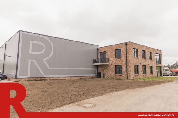 Firmensitz Bauunternehmen Robben 9 Bürogebäude mit Arbeitshalle und Lagerplatz der Bauunternehmen Robben GmbH.